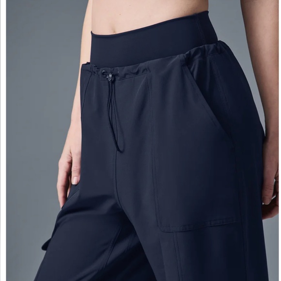 Alo Yoga Megastar Cargo Pant - limited edition - Navy.   XS - Picture 5 of 7